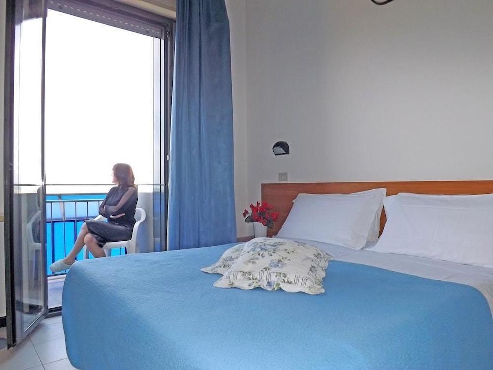 Hotel Paloma Beach Front Chiringuitos Time Rimini Kültér fotó