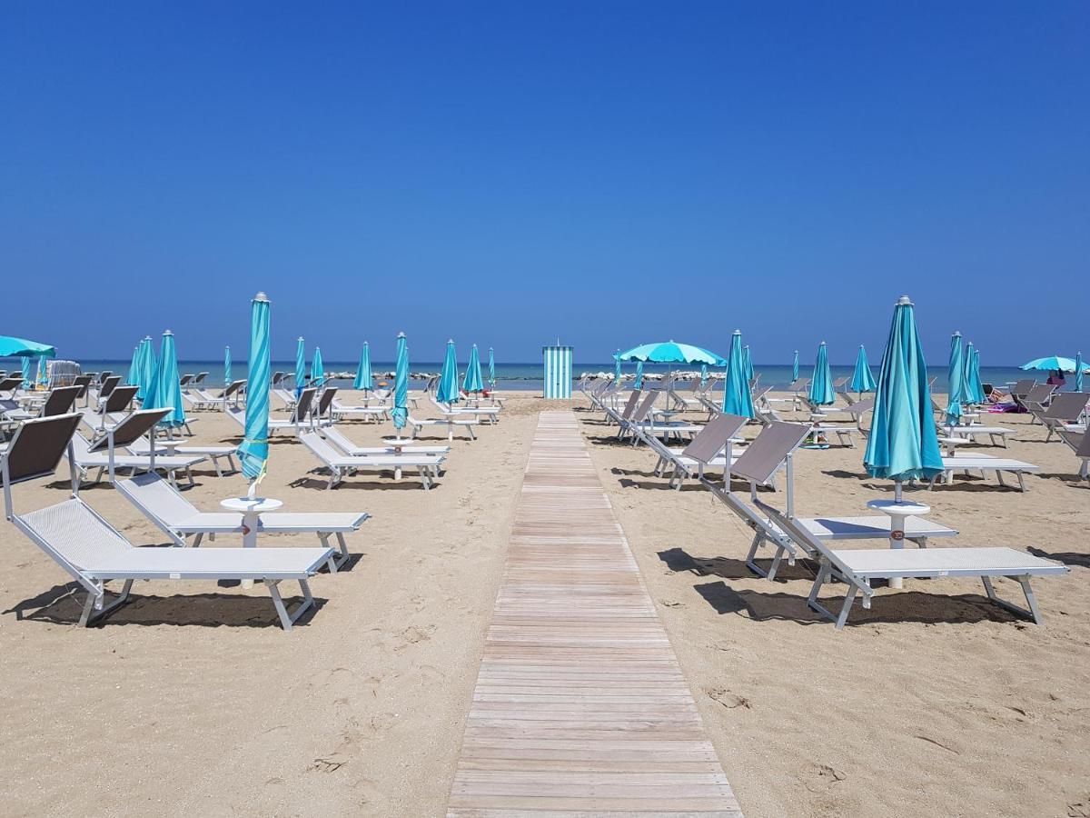 Hotel Paloma Beach Front Chiringuitos Time Rimini Kültér fotó