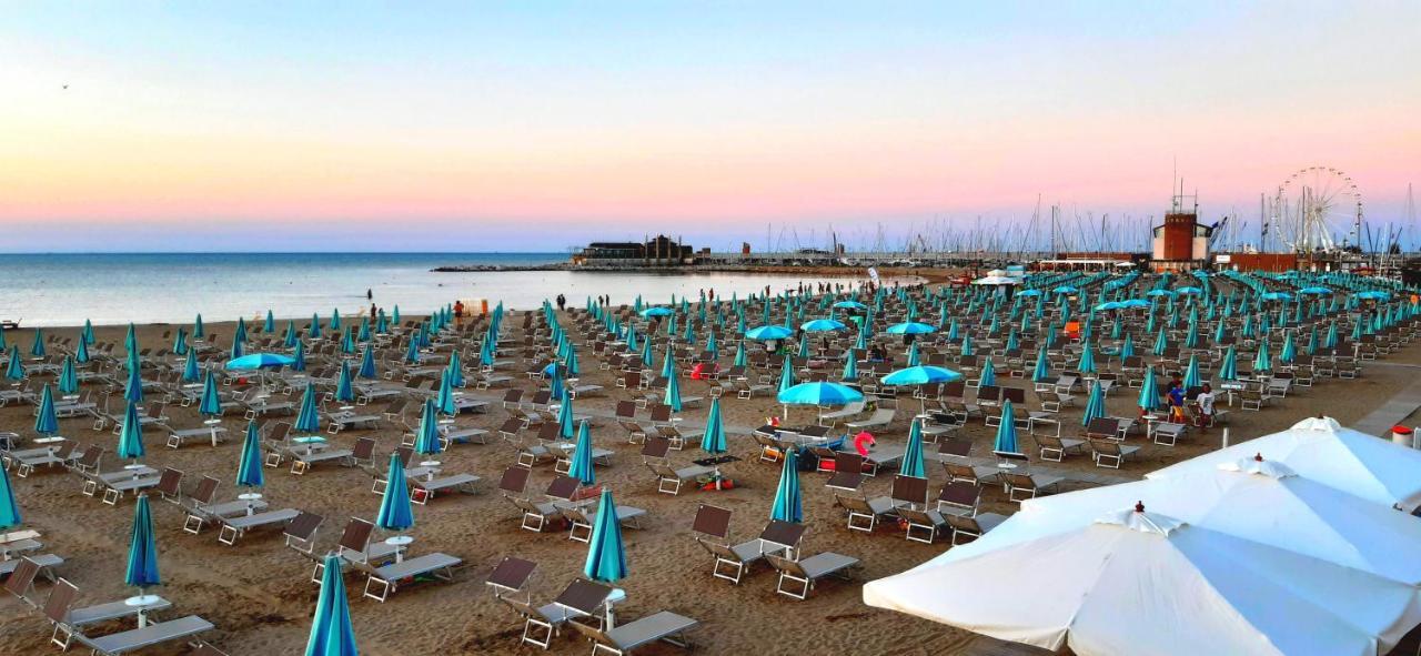 Hotel Paloma Beach Front Chiringuitos Time Rimini Kültér fotó