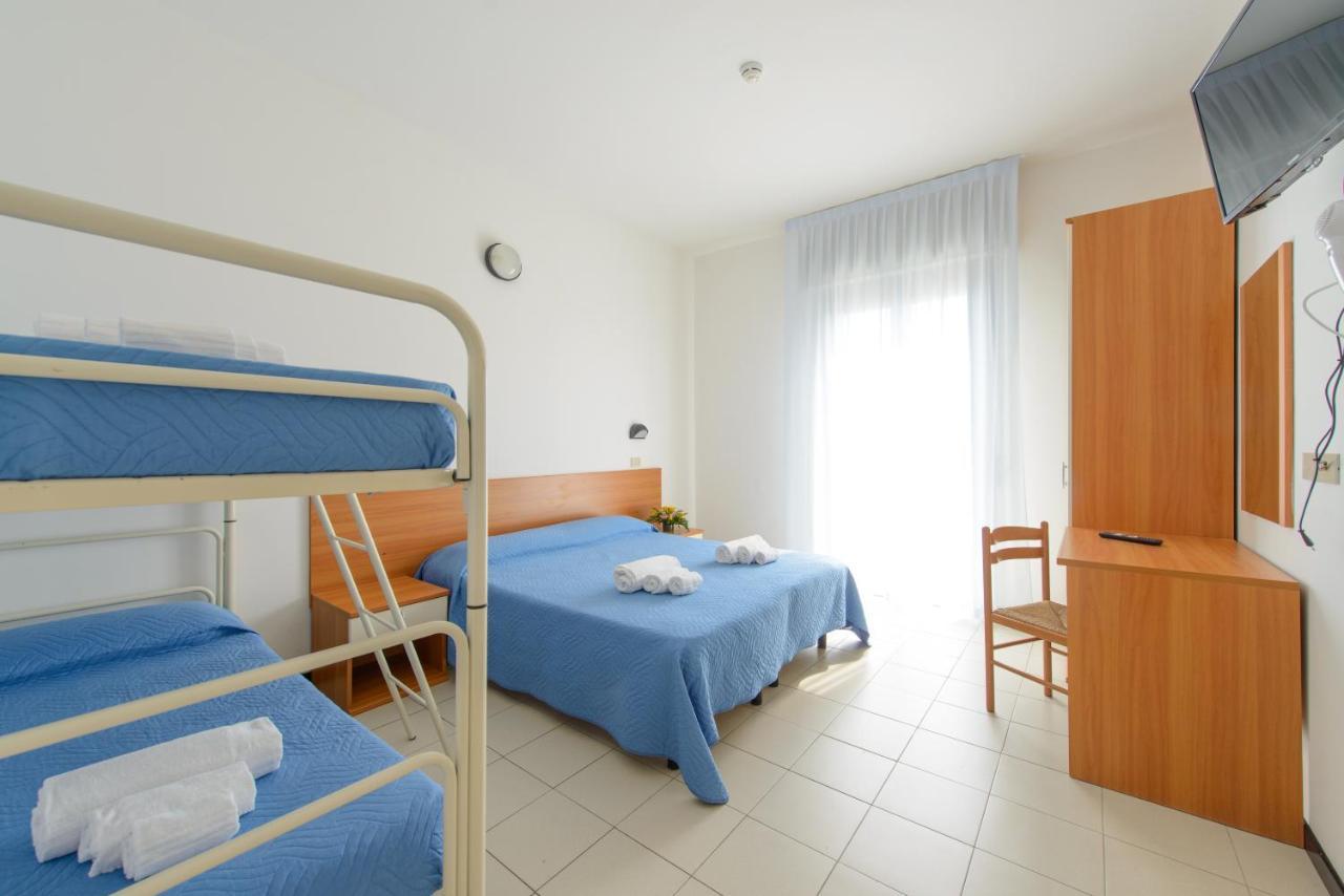 Hotel Paloma Beach Front Chiringuitos Time Rimini Kültér fotó
