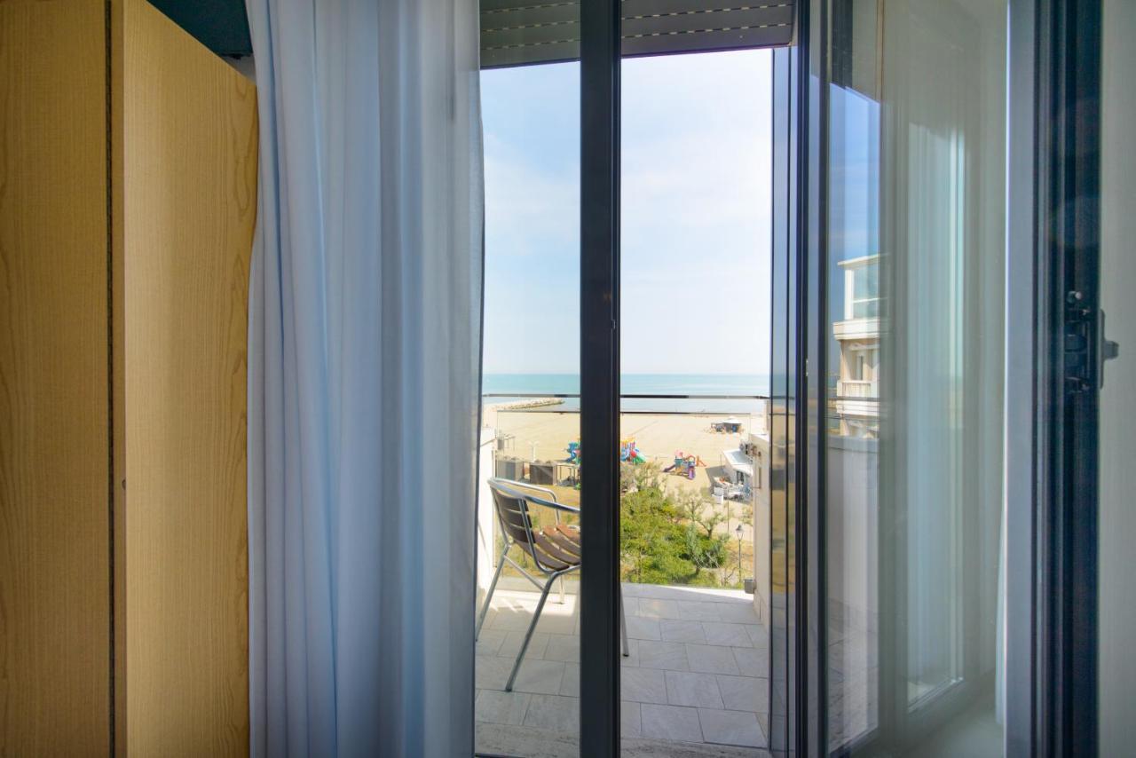 Hotel Paloma Beach Front Chiringuitos Time Rimini Kültér fotó