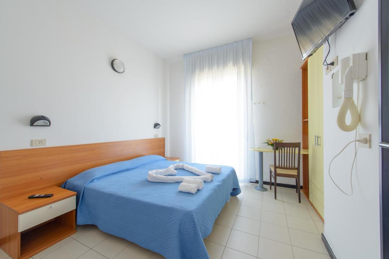 Hotel Paloma Beach Front Chiringuitos Time Rimini Kültér fotó