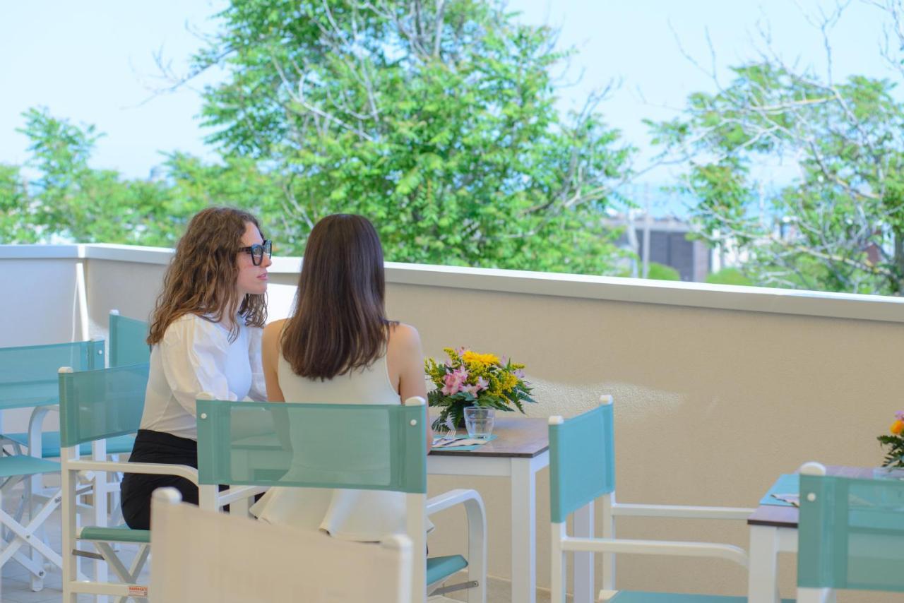 Hotel Paloma Beach Front Chiringuitos Time Rimini Kültér fotó