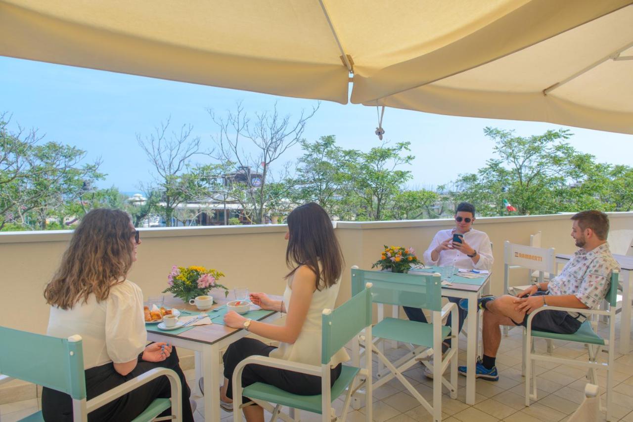 Hotel Paloma Beach Front Chiringuitos Time Rimini Kültér fotó