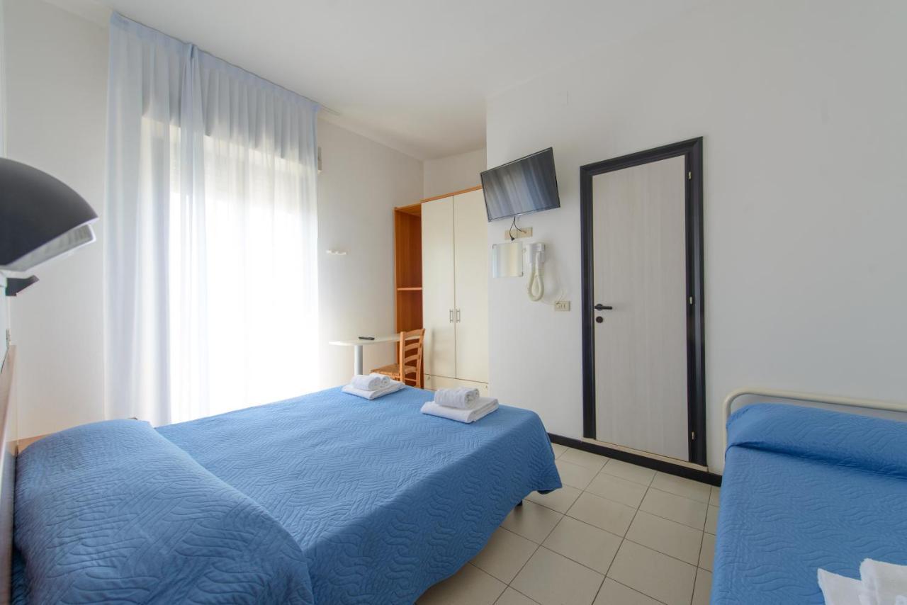 Hotel Paloma Beach Front Chiringuitos Time Rimini Kültér fotó