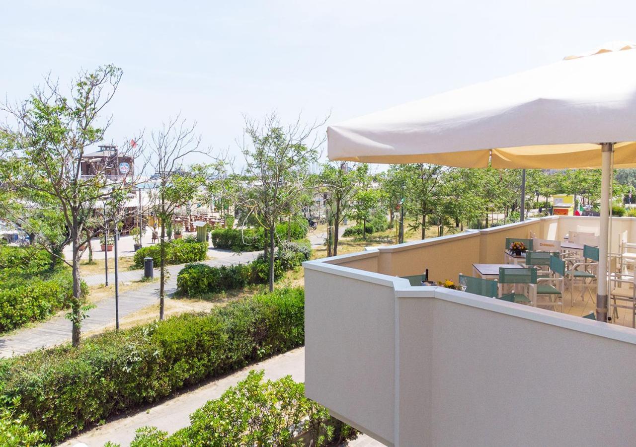 Hotel Paloma Beach Front Chiringuitos Time Rimini Kültér fotó