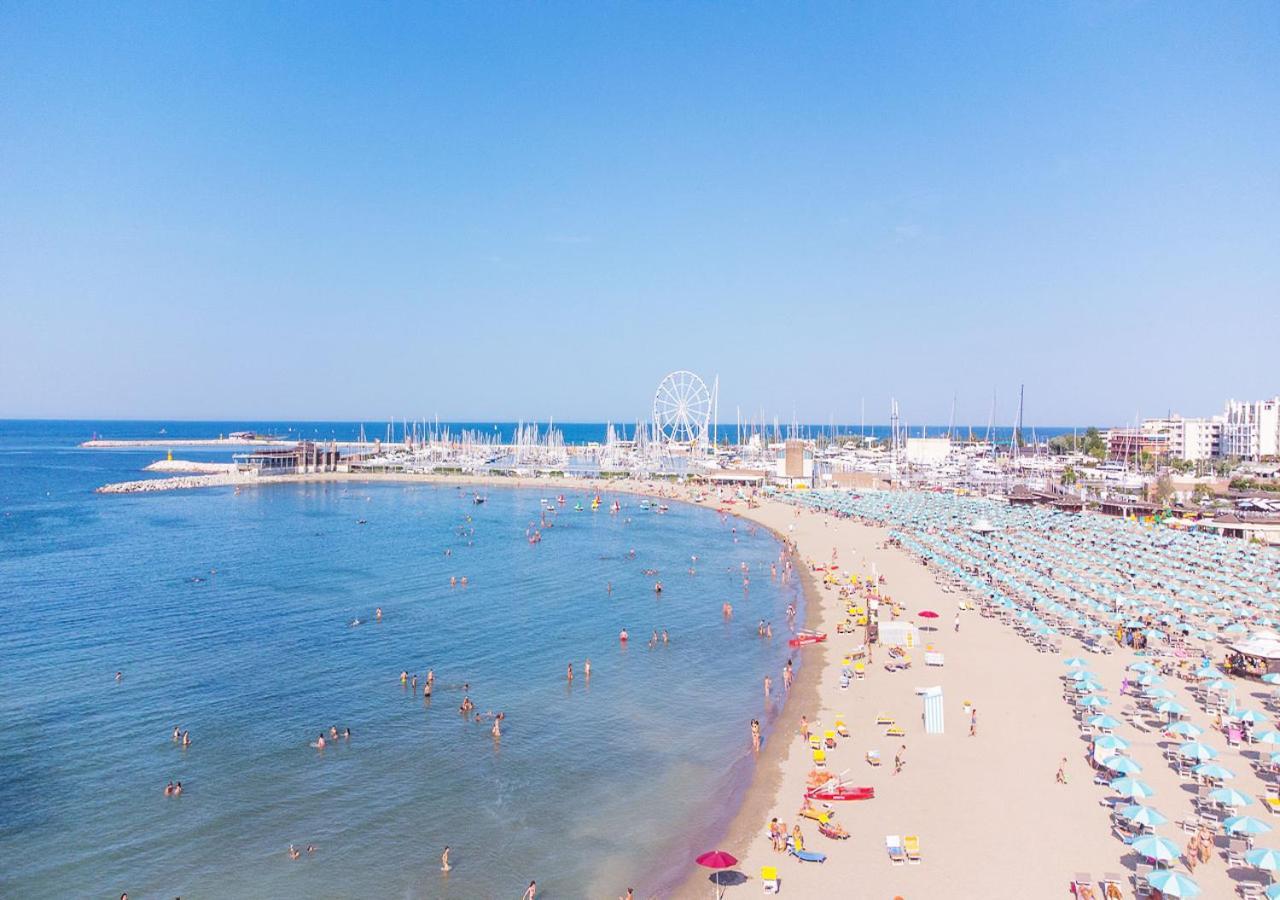 Hotel Paloma Beach Front Chiringuitos Time Rimini Kültér fotó
