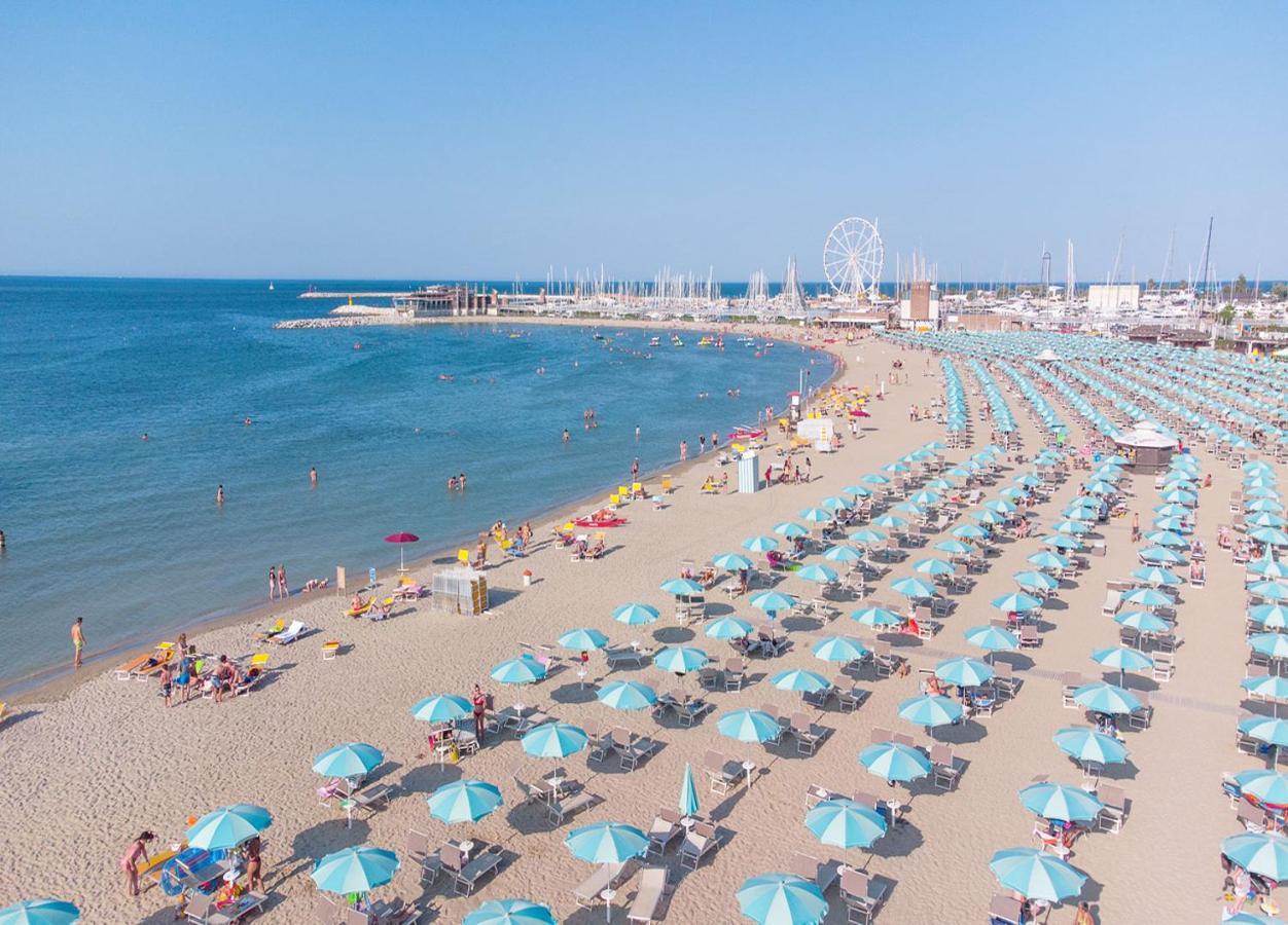 Hotel Paloma Beach Front Chiringuitos Time Rimini Kültér fotó