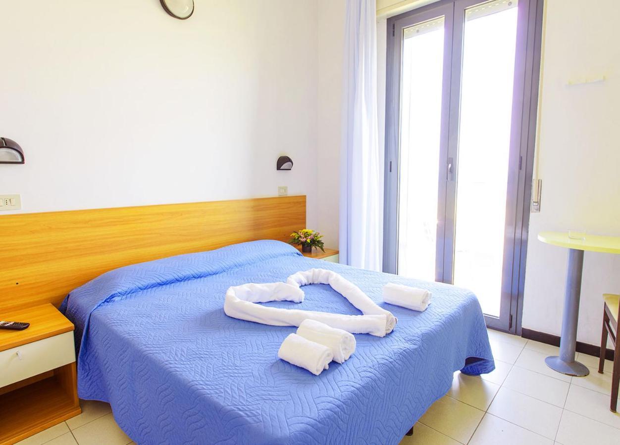 Hotel Paloma Beach Front Chiringuitos Time Rimini Kültér fotó