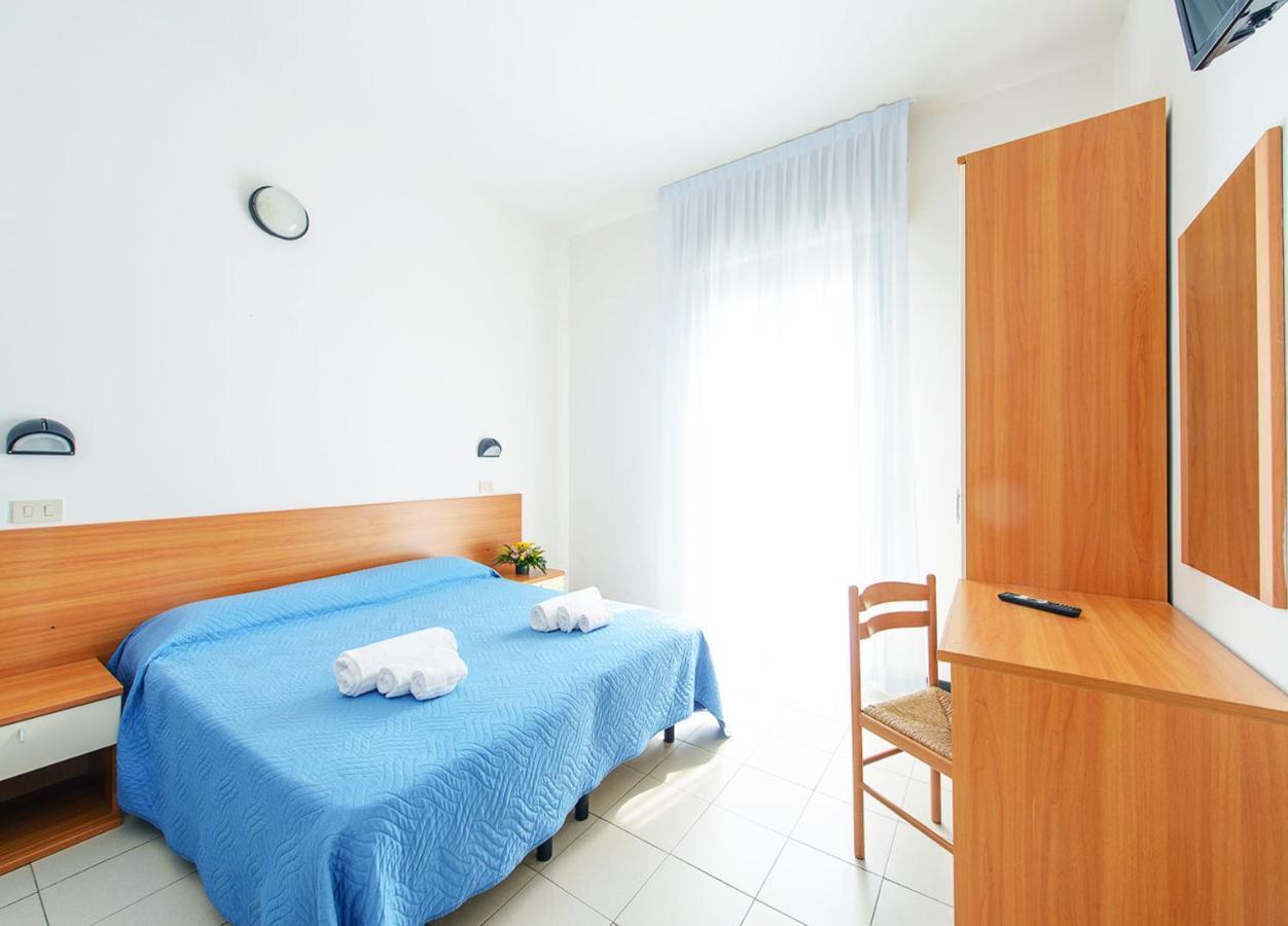 Hotel Paloma Beach Front Chiringuitos Time Rimini Kültér fotó